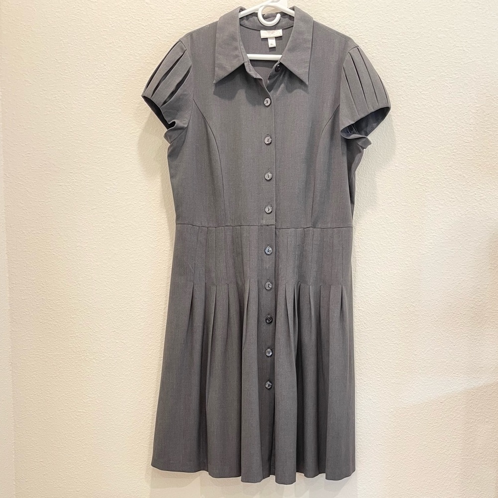 Pre-loved! DRESS BARN Gray Pleated Button Dress with Pleated Balloon Sleeves!